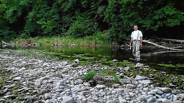 Stefan Eichkorn steht in der Wutach, die teils sehr wenig Wasser führt.