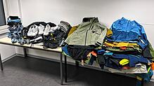 Jacken, Schuhe, Jeans: Ein 42-Jähriger hat unter anderem Kleidung im Wert von rund 35.000 Euro aus der Schweiz geschmuggelt.