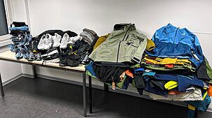 Jacken, Schuhe, Jeans: Ein 42-Jähriger hat unter anderem Kleidung im Wert von rund 35.000 Euro aus der Schweiz geschmuggelt.