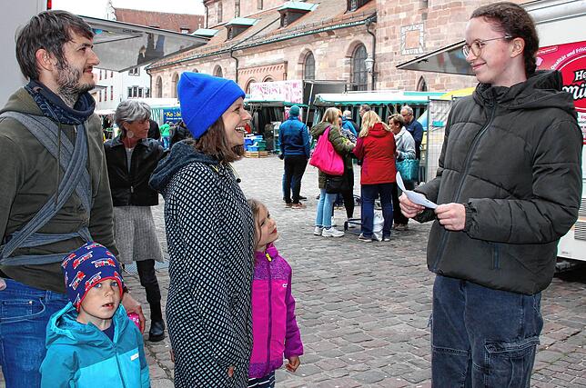 Dennis und Anne Thiel (links) beantworten Fragen zum Muttertag im Interview mit SÜDKURIER-Praktikantin Mia Osteroth (rechts).