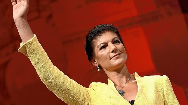 Sahra Wagenknecht, 53, ist eine deutsche Politikerin. In ihrer Linkspartei steht die frühere Fraktionschefin in Kritik. Hintergrund ist ...