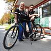 Kirsten Plischke und Dirk Volk vor einer Bushaltestelle im Konstanzer Industriegebiet. Dirk Volk hat das Fahrrad dabei, das er und seine ...
