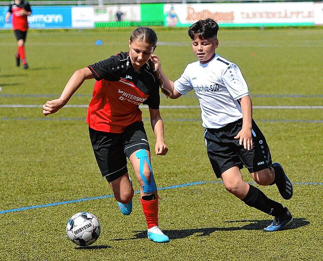 Die Bonndorfer ließen sich nicht beirren und kämpften gegen die in rot-schwarzer Spielkleidung auflaufenden Donaueschinger um den Ausgleich.