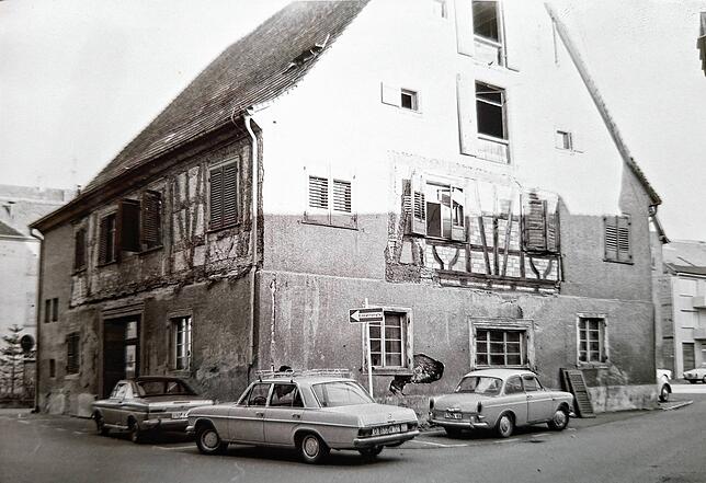 Das alte Kaufhaus am Gustav-Hammer-Platz Anfang der 70er-Jahre mit parkenden Autos. Stockacher Geschäftsleuten war Parkraum wichtiger ...