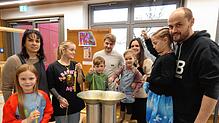 Sandra Schupp (links) freute sich, dass an dem traditionellen Kerzenziehen im Advent auch in diesem Jahr wieder sehr viele Kinder und ...