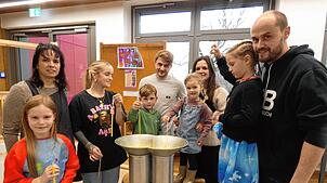 Sandra Schupp (links) freute sich, dass an dem traditionellen Kerzenziehen im Advent auch in diesem Jahr wieder sehr viele Kinder und ...