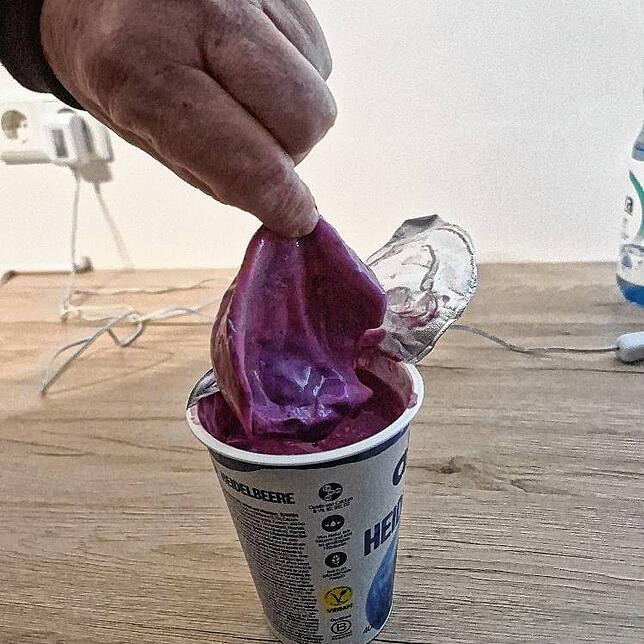 SÜDKURIER-Leser Rainer Wannagat hat einen seltsamen Fund gemacht: In seinem Joghurt befindet sich ein nicht identifizierbarer Gegenstand.