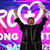 JJ aus Österreich, Gewinner des Eurovision Song Contest 2025, jubelt ausgelassen auf der Bühne.