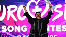 JJ aus Österreich, Gewinner des Eurovision Song Contest 2025, jubelt ausgelassen auf der Bühne.