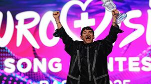 JJ aus Österreich, Gewinner des Eurovision Song Contest 2025, jubelt ausgelassen auf der Bühne.