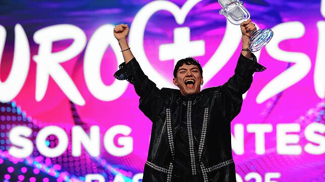 JJ aus Österreich, Gewinner des Eurovision Song Contest 2025, jubelt ausgelassen auf der Bühne.