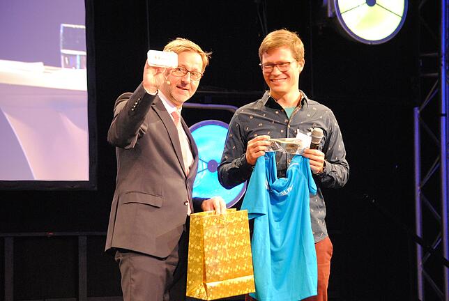 Geschenke: OB Philipp Frank (links) überreicht dem Waldshut-Tiengener Triathleten Daniel Groß ein Fahrradreparaturset, ein T-Shirt und ...
