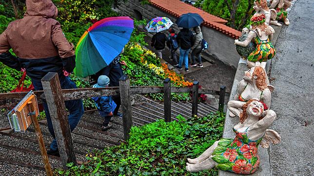 Ein Teil der Rosenobelelfen sitzt auf dem Rosenobelturm und beobachtet von oben das bunte Treiben bei der Landesgartenschau.