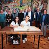 Die beiden Para-Sportler Merle Menje aus Gottmadingen und Yannis Fischer aus Mühlhausen-Ehingen (beide vorne) haben sich ins goldene ...