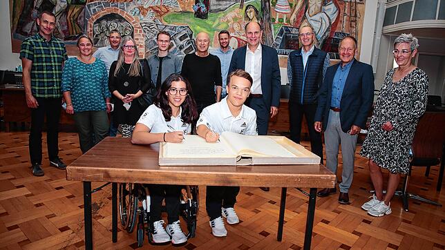 Die beiden Para-Sportler Merle Menje aus Gottmadingen und Yannis Fischer aus Mühlhausen-Ehingen (beide vorne) haben sich ins goldene ...