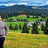 Pirmin Mutter (33) ist überzeugt von der Lebensqualität in Ibach. Hier sieht man ihn vor dem Ibacher Ortsteil Mutterslehen im Hintergrund.