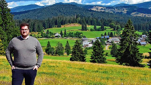 Pirmin Mutter (33) ist überzeugt von der Lebensqualität in Ibach. Hier sieht man ihn vor dem Ibacher Ortsteil Mutterslehen im Hintergrund.