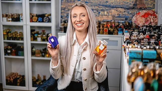 Die gebürtige Radolfzellerin und Parfum-Influencerin Angelina Patchouli in ihrem Parfum-Zimmer mit über 600 Düften.