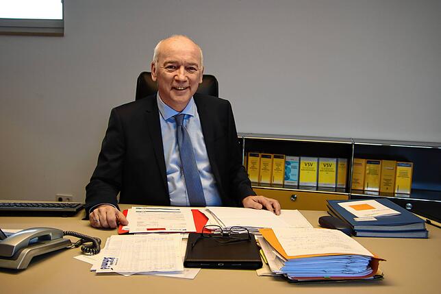 Jürgen Maas an seinem Schreibtisch im Gaienhofener Rathaus. 2023 wurde er vereidigt.