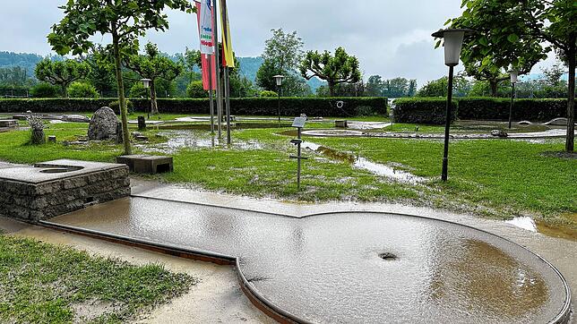 Die aktuelle Lage beim Minigolfplatz in Waldshut. Durch das Hochwasser sind Zufahrtsstraße und die Spielbahnen mit Schlamm überschwemmt.