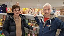 Ortrud Hausmanns und Andreas Kees setzen alle Hebel in Bewegung, damit die Bedürftigen im Tafelladen mit ausreichend Lebensmitteln ...