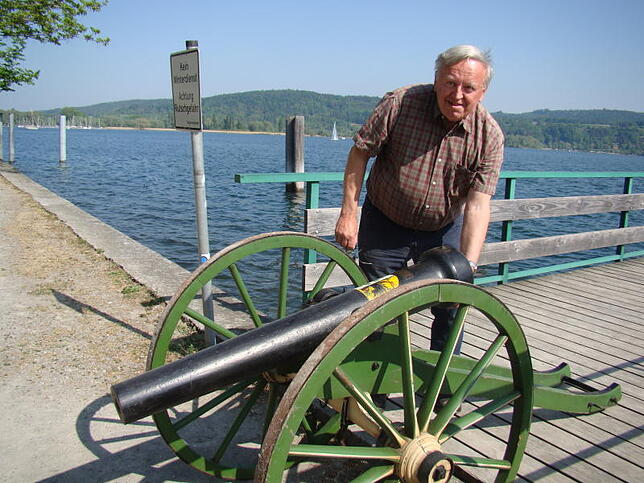 Als Kanonier der Gemeinde zündete Karl Sailer zur Enthüllung die historische Kanone mit Schwarzpulver.