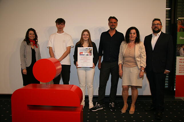 Platz 2: 2250 Euro gewinnt der Radsportverein Schmitzingen (von links): Silvia Knöpfle, Direktorin Privatkunden, Kalle Unterstab, ...