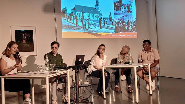 Der Gesprächabend über das Ankommen in Singen wurde mit Bildern aus dem Stadtarchiv (hier ein Bild vom Boccia Spielen bei der ...