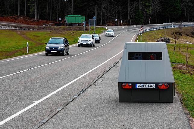 Der Landkreis hat schon seit einigen Jahren einen mobilen Blitzeranhänger im Einsatz, wie hier 2019 an der B500 bei der Kalten Herberge.