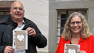 Pfarrer Andreas O. H. Kaiser und Pfarrerin Andrea Kaiser, hier bei der Hochzeitsmesse auf Schloss Hohenlupfen, bieten am Sonntag eine ...