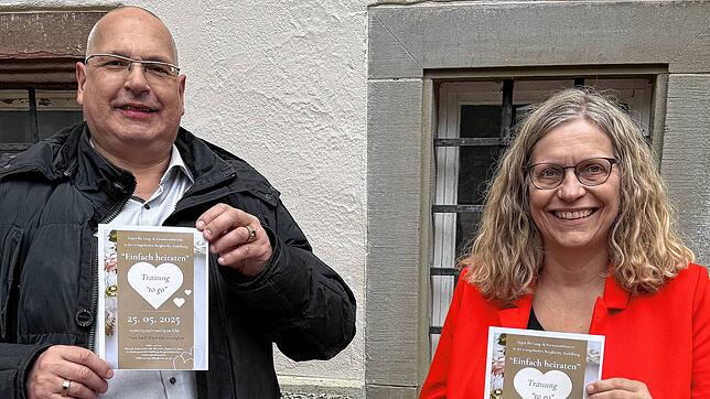 Pfarrer Andreas O. H. Kaiser und Pfarrerin Andrea Kaiser, hier bei der Hochzeitsmesse auf Schloss Hohenlupfen, bieten am Sonntag eine ...