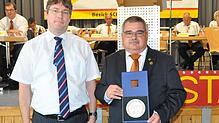 Die Ehrenmedaille in Gold vom badischen Sportbund verlieh Christian Dusch an den Bezirksvorsitzenden Kuno Kayan (rechts).