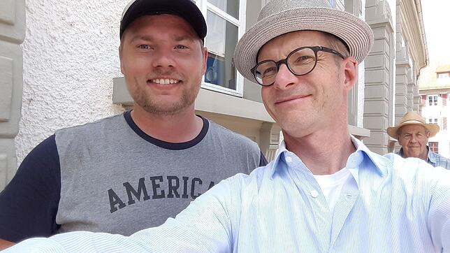 Andreas Jöckle (links) von den Seegumpern zieht zufrieden Bilanz nach dem Promenadenfest &ndash; hier als Stefan Hilsers Gesprächpartner ...