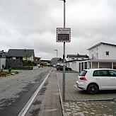 Eine Geschwindigkeitsanzeige hängt in der Johann-Roder-Straße des Hauptbühls.