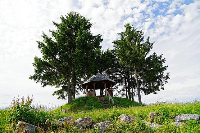 Die Aussicht: Vom Pavillon am Hungerberg auf 640 Metern Höhe eröffnet sich ein 360-Grad Rundumblick auf viele Ortschaften und die ...