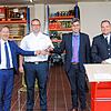 Schlüsselübergabe für einen neuen Spezialtransporter (von links) OB Philipp Frank, Timo Hestler (Feuerwehr Waldshut Tiengen), Landrat ...