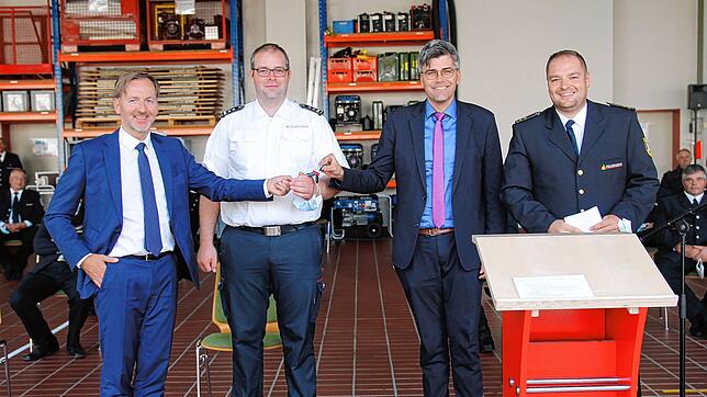 Schlüsselübergabe für einen neuen Spezialtransporter (von links) OB Philipp Frank, Timo Hestler (Feuerwehr Waldshut Tiengen), Landrat ...