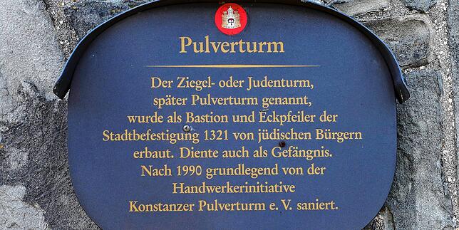 Der Pulverturm wurde weder 1321 noch von jüdischen Bürgern erbaut. Dennoch steht das auf der Plakette.