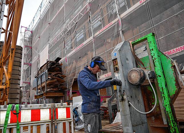 Hier werden Steine fürs Rathaus geschnitten. FW-Chef Bitzenhofer mahnte, man dürfe die sogenannte graue Energie, also die Energie, die ...