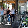 Nun können Mieter auch einen gesicherten Stellplatz im Gottmadinger Fahrradhaus nutzen. Hauptamtsleiterin Martina Stoffel, Tatjana ...