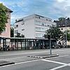 Hier an dieser Bushaltestelle wurde am 26. Juli ein 25-Jähriger verletzt, weil er einen Mann ansprach, der seine Kippe auf den Boden ...