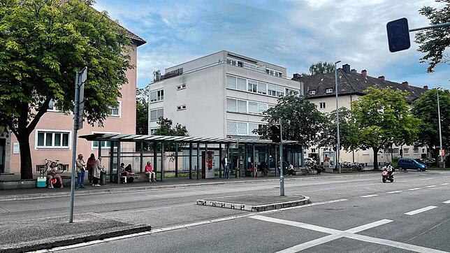 Hier an dieser Bushaltestelle wurde am 26. Juli ein 25-Jähriger verletzt, weil er einen Mann ansprach, der seine Kippe auf den Boden ...