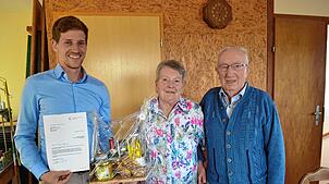Bürgermeister Severin Rommeler (links) überbrachte Emil Sprenger und Gertrud Sprenger zum einen die Glückwünsche zum 90. Geburtstag und ...