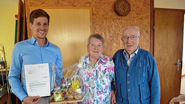 Bürgermeister Severin Rommeler (links) überbrachte Emil Sprenger und Gertrud Sprenger zum einen die Glückwünsche zum 90. Geburtstag und ...