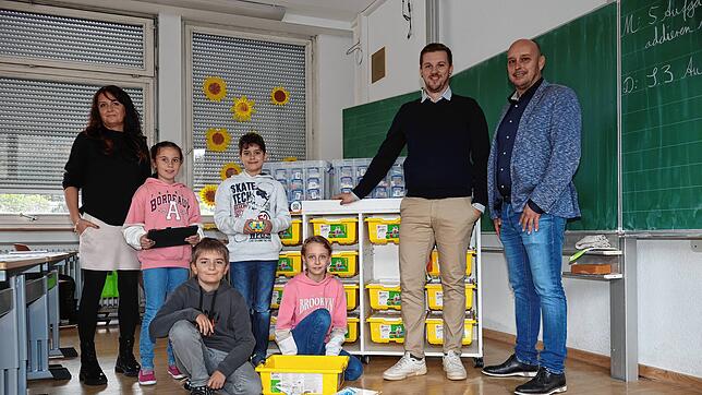 Der Unterricht mit dem Robotik-Set läuft an der Grundschule Immendingen bereits (v.l.): Kommissarische Schulleiterin Anna Güttner, ...