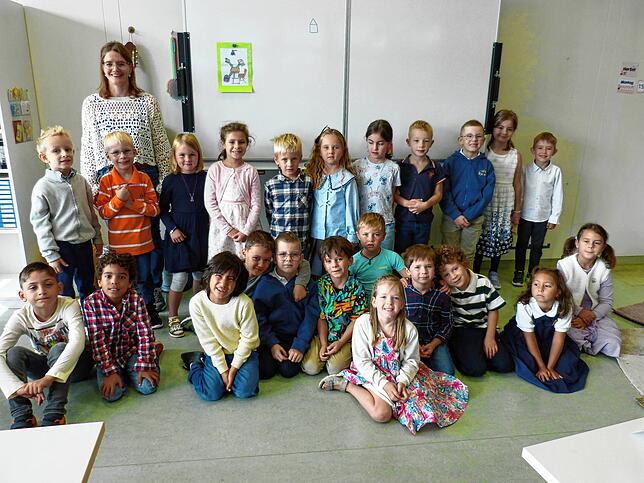 Klasse 1b: Die 23 Erstklässler mit Klassenlehrerin Claudia Weise.