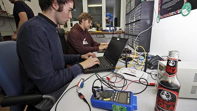 Die Mitglieder des neuen Vereins Vspace One in Villingen treffen sich regelmäßig in ihrer Werkstatt in der Business Boxx VS, um ...