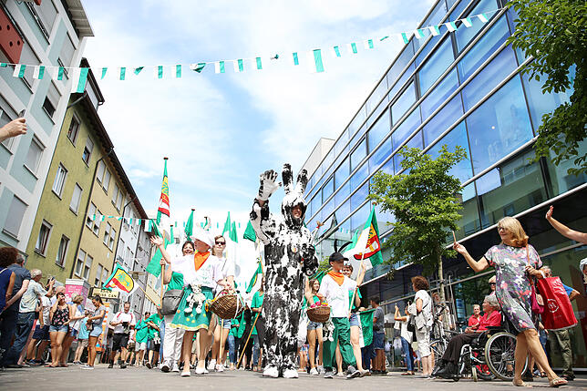 Der Seehas zieht, begleitet und bejubelt von vielen Neugierigen, am Samstag nach seiner Ankunft im Hafen durch die Innenstadt.