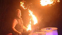 Feuerkünstler Hannes Schwarz setzt den höchsten Wasserfall Deutschlands unter Feuer und zaubert einzigartige Flammenbilder in die ...