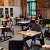 Die 10 d, Gruppe 1, der Realschule Überlingen vor Beginn ihrer Abschlussprüfung. Um den Abstand einhalten zu können, wurden hier die ...